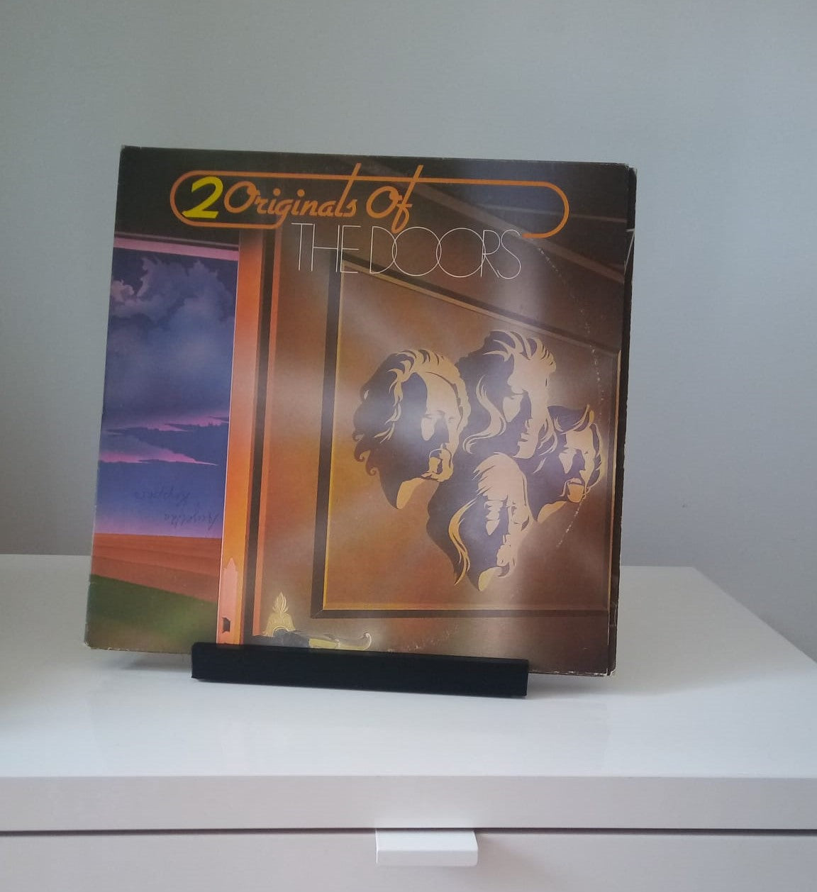 Minimalist Vinyl Record Stand - Perfect for Your LPs