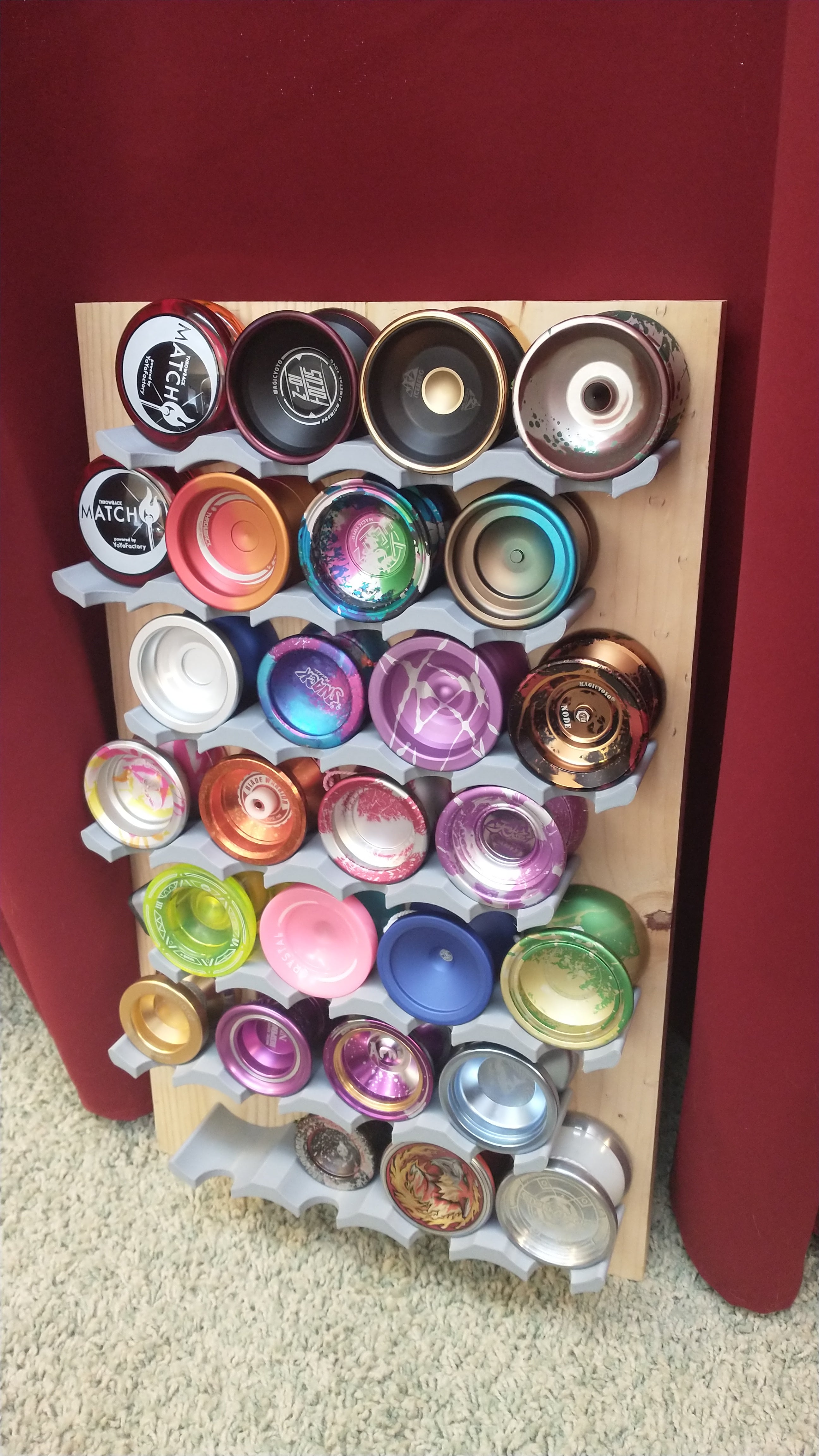 Space-saving Yo-Yo Hanger