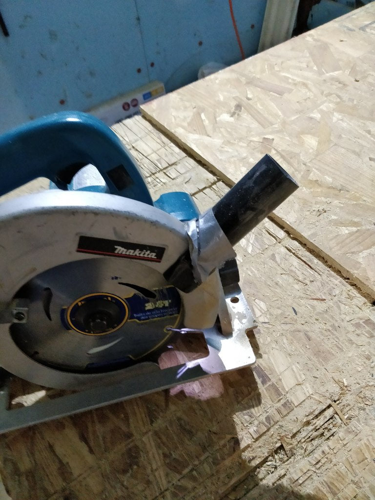 Dust collector port for circular saw