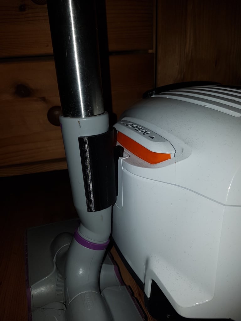 Wall mount for vacuum cleaner nozzle
