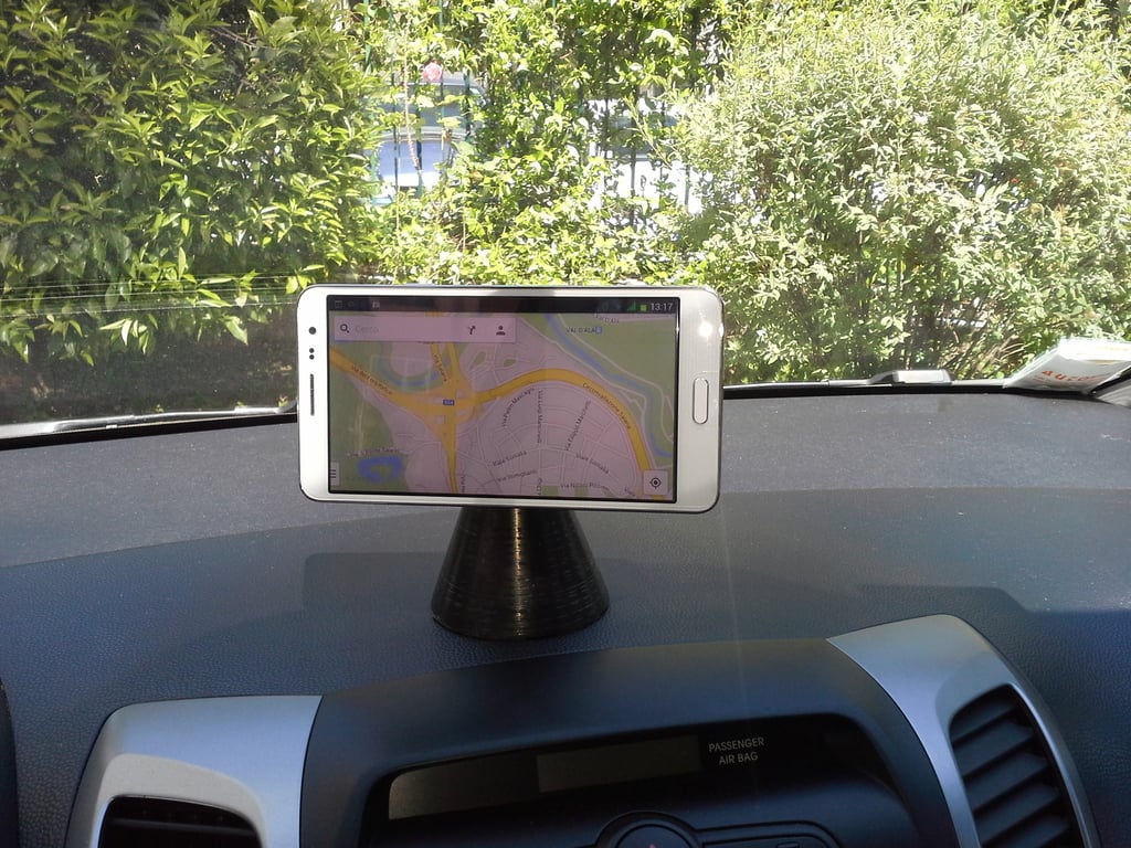 Magnetic mounting for smartphones in cars