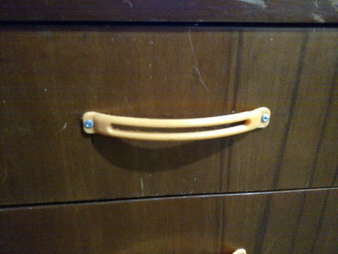 Single drawer handle
