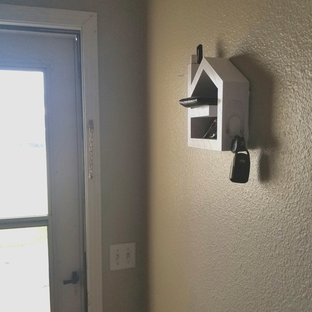 Wall-hung organizer in house shape