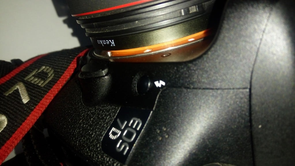 Reverse lens adapter for macro photography with Canon lens