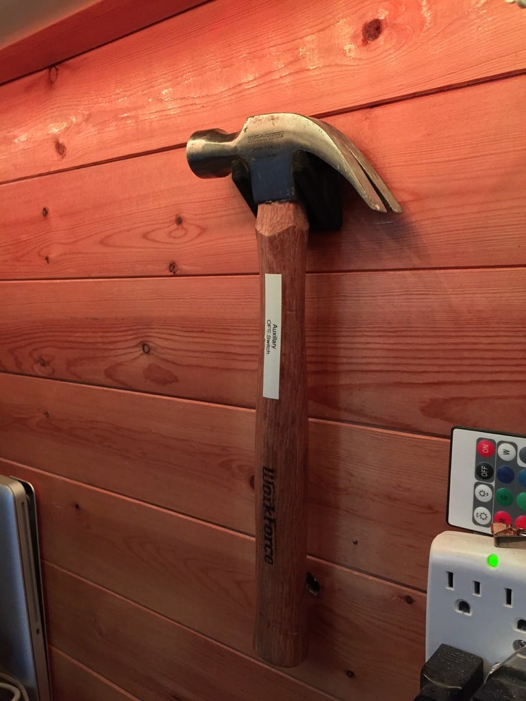Wall-mounted hammer hanger