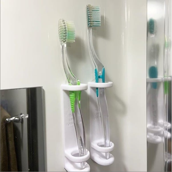 Simple installation toothbrush holder