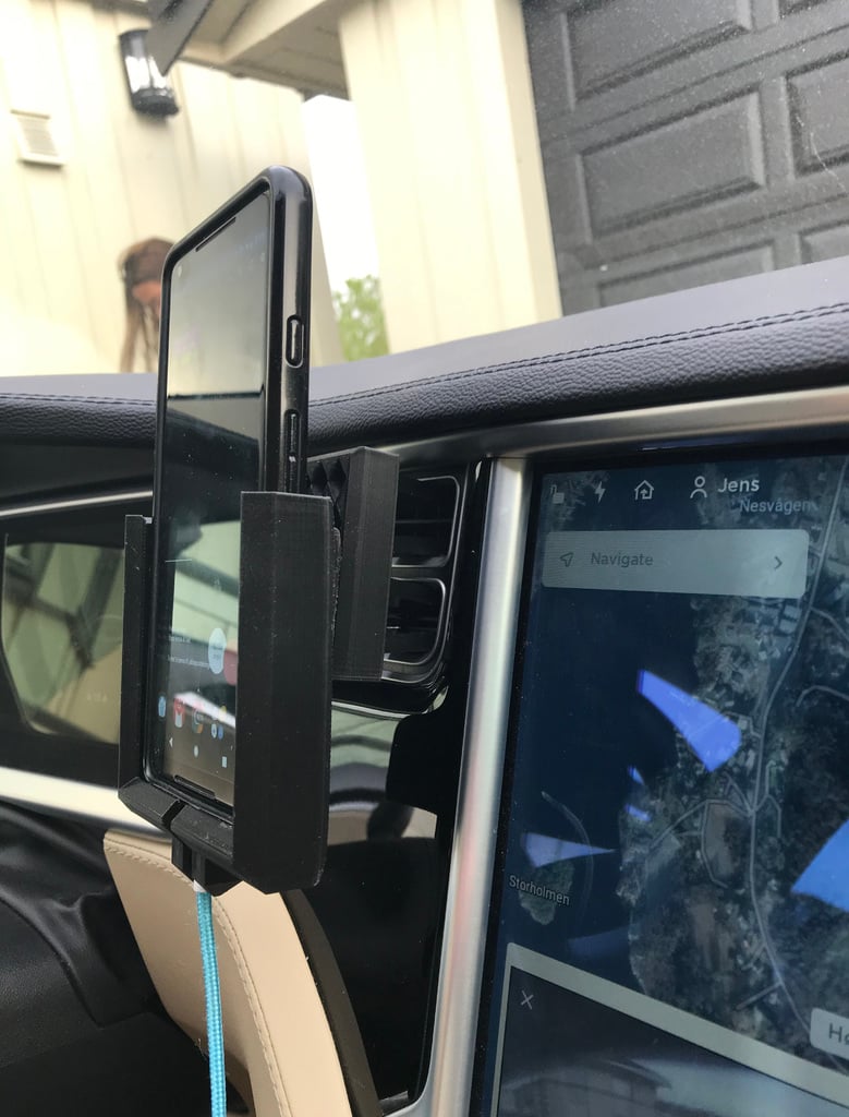 AC Mount Phone Holder for Pixel 2 XL with Rhinoshield Crashguard in a Tesla Model S