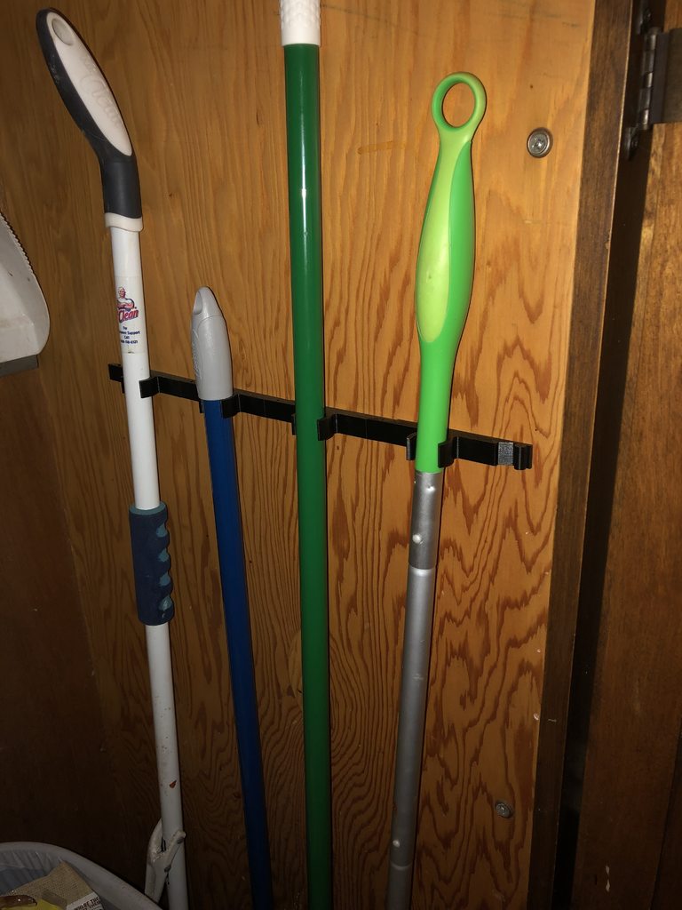 Chainable broom handle clip