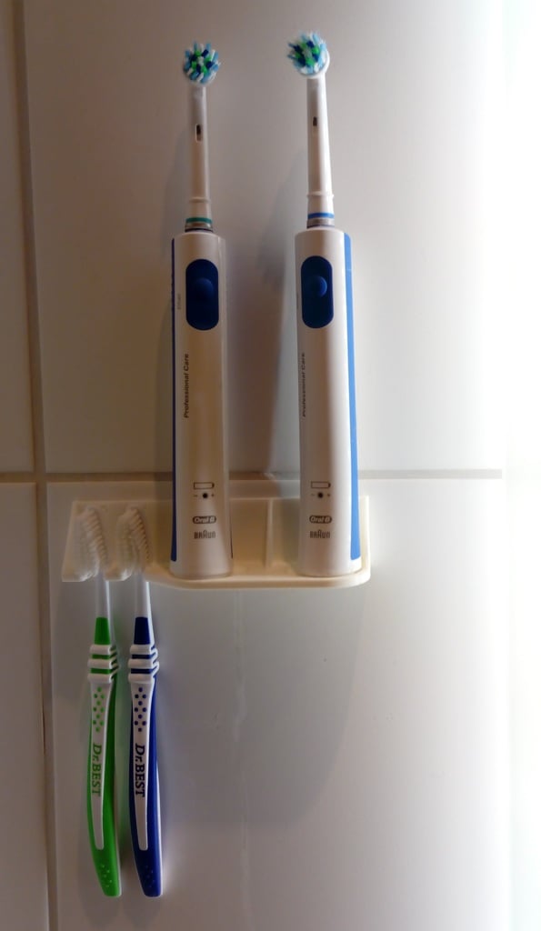 Screwless toothbrush holder for different brush types