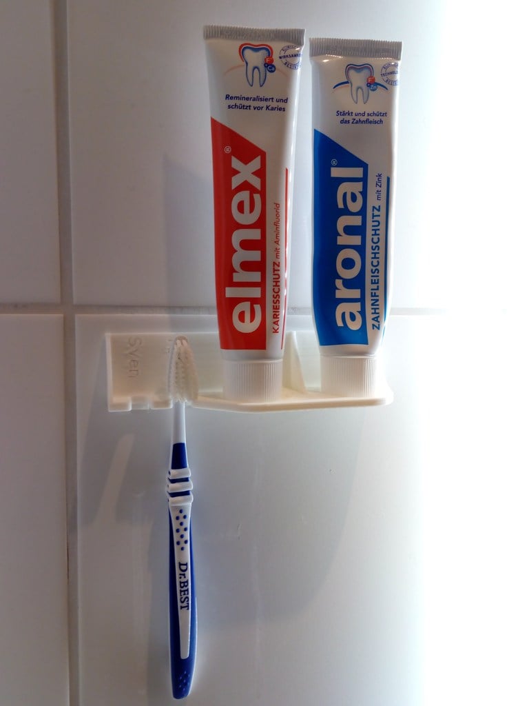 Screwless toothbrush holder for different brush types