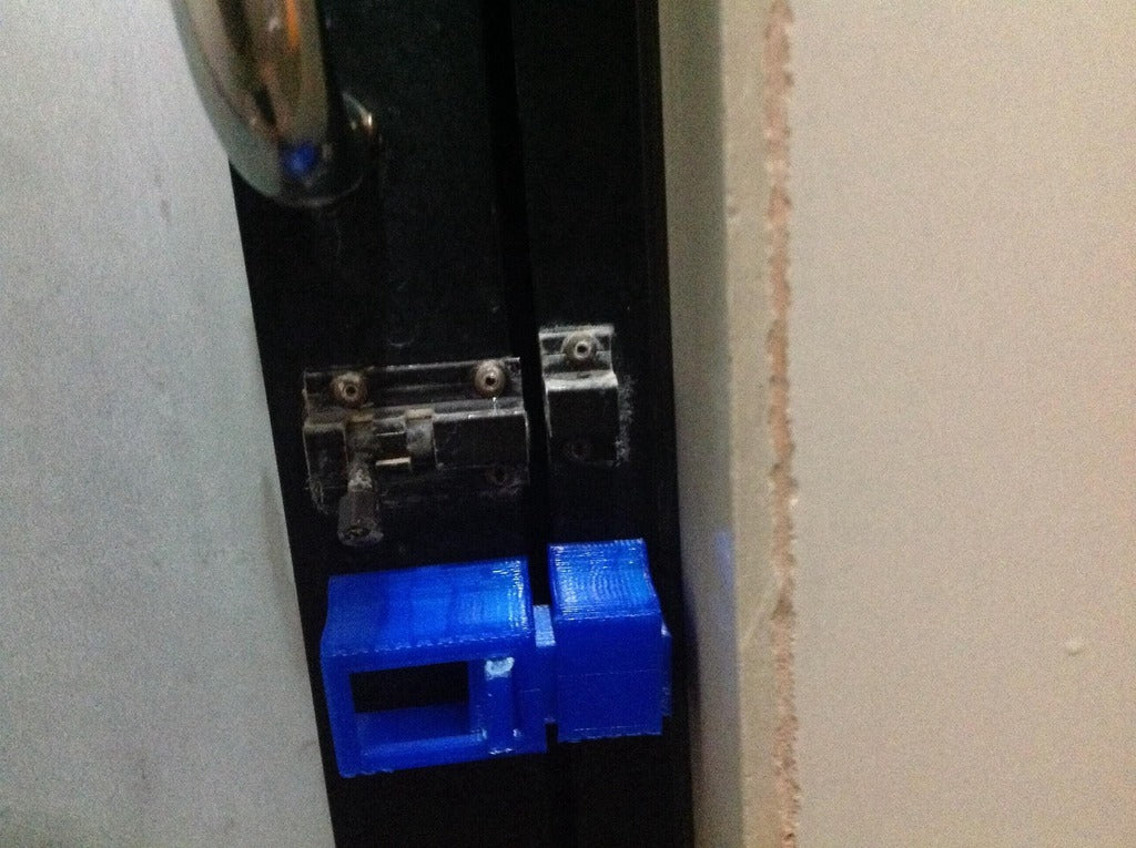 Simple door lock for bathroom and sliding doors