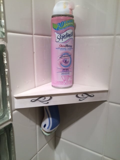 Corner shower shelf with razor blade holder