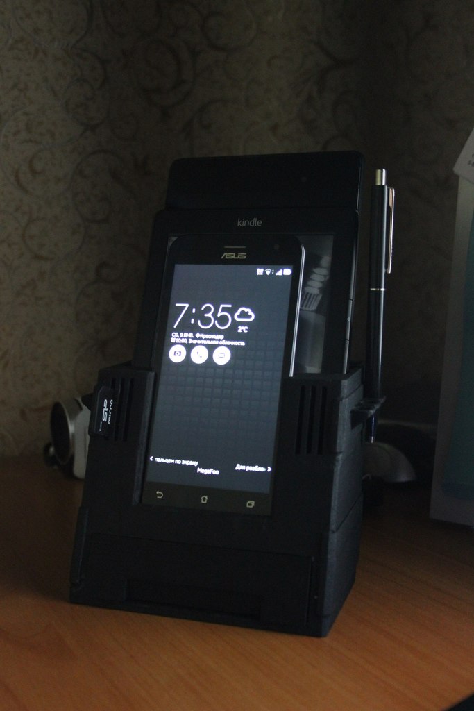 Docking station for Zenfone 2, Nexus 7 and Kindle 5 with USB hub and holder for accessories