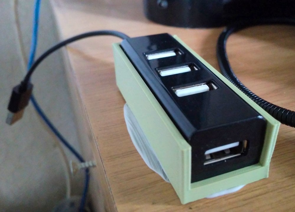 USB hub holder for PC
