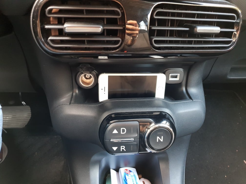 Simple phone holder for the Citroen Cactus C4 car