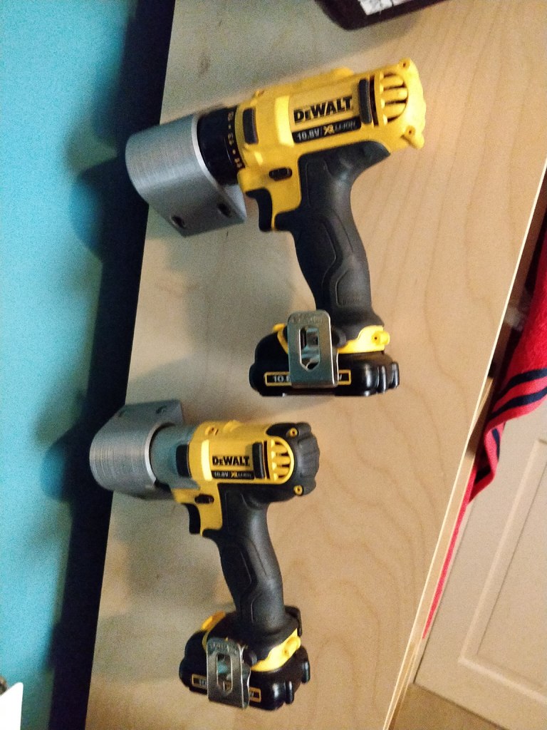 Wall mounting bracket for Dewalt and Makita drill/driver sets