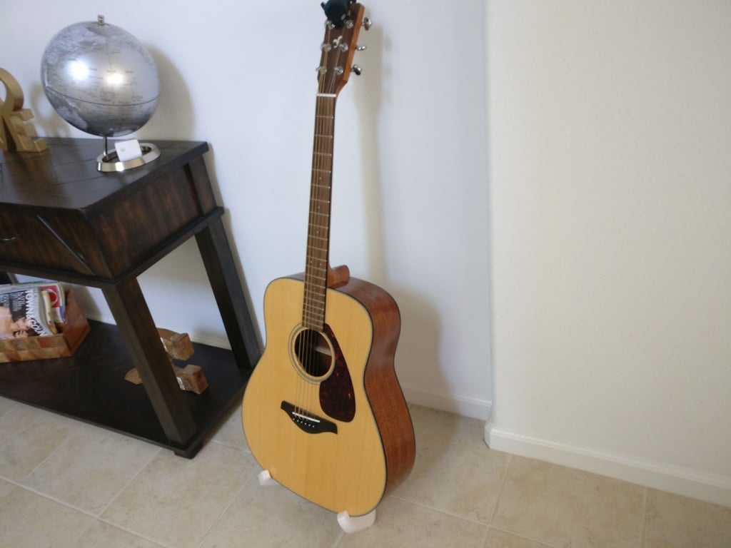 Guitar stand for standard and thinner profiled guitars