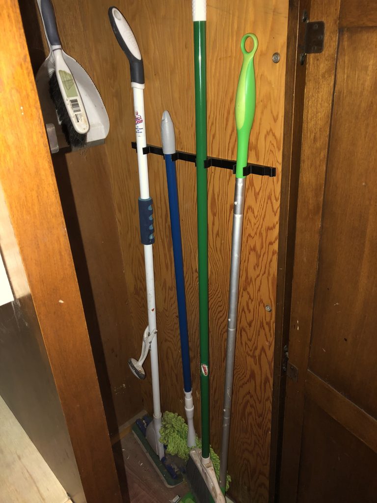 Chainable broom handle clip