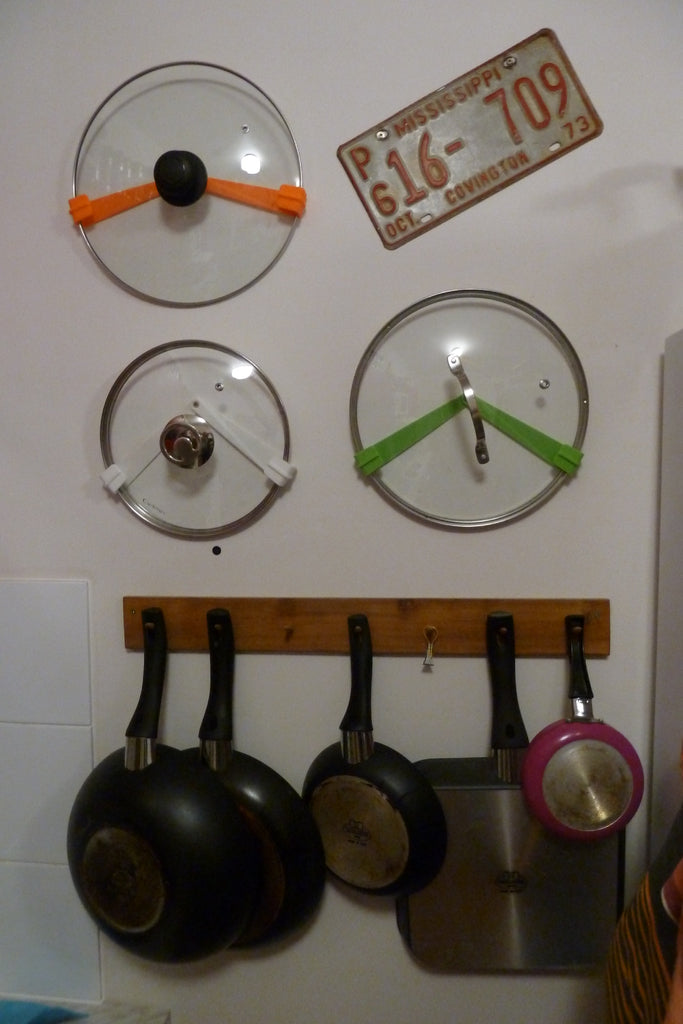 Adjustable pot lid holder for the kitchen wall