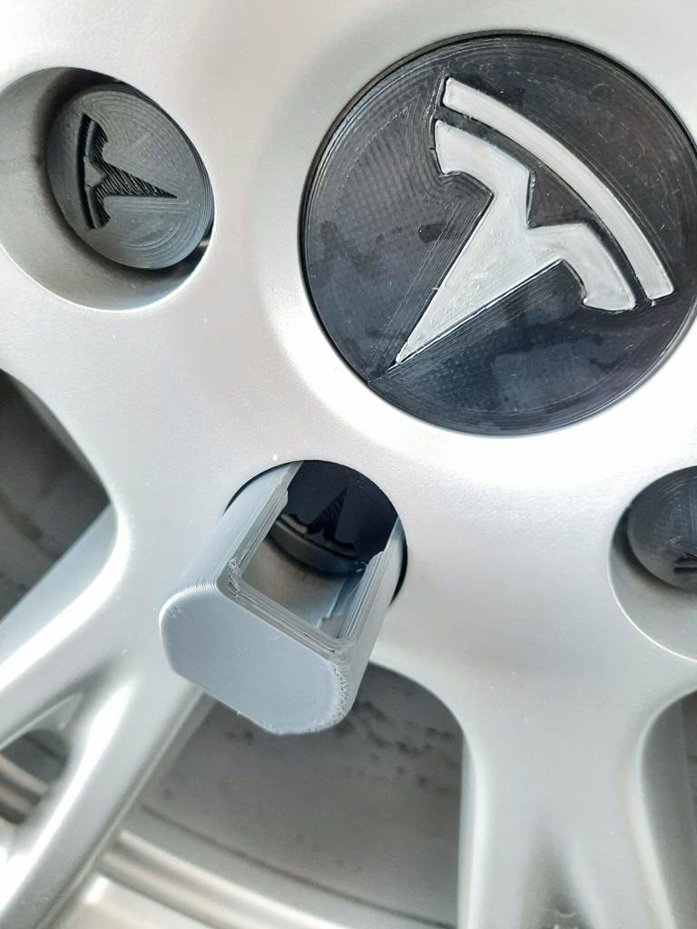Lug key cap removal tool for Tesla Model Y with Gemini wheels