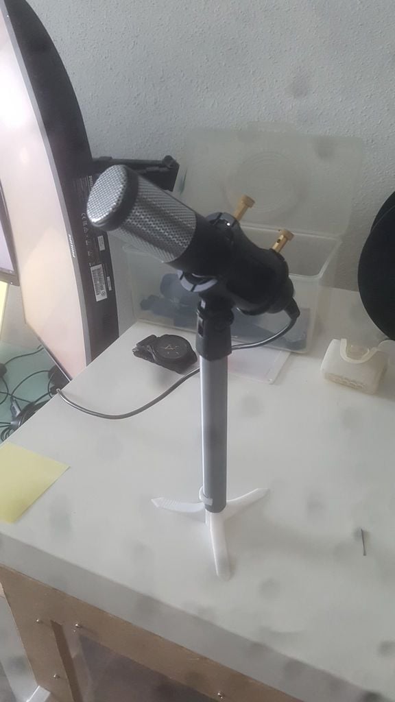 Height adjustable microphone stand