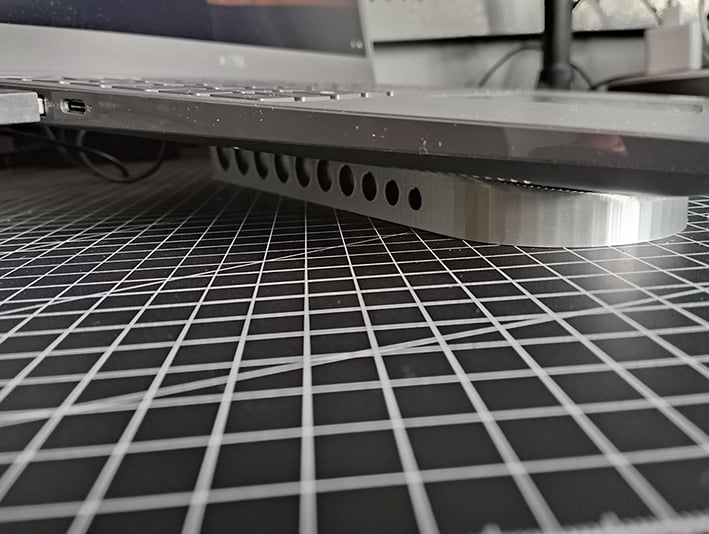 Flat Laptop Stand for all sizes with good airflow