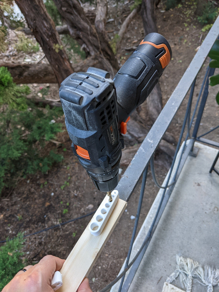 Right-angle drilling guide with notches for corners and cylinders