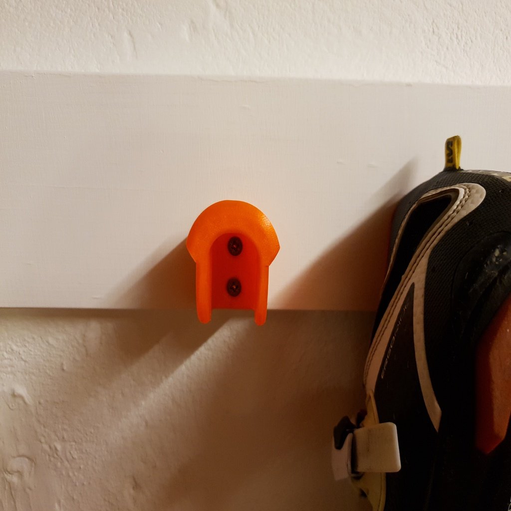 Shoe holder for cycling shoes for storage on wooden slats