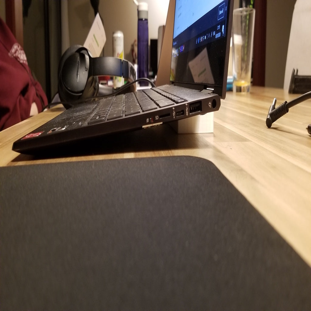 Portable cooling stand for 15&quot; laptop