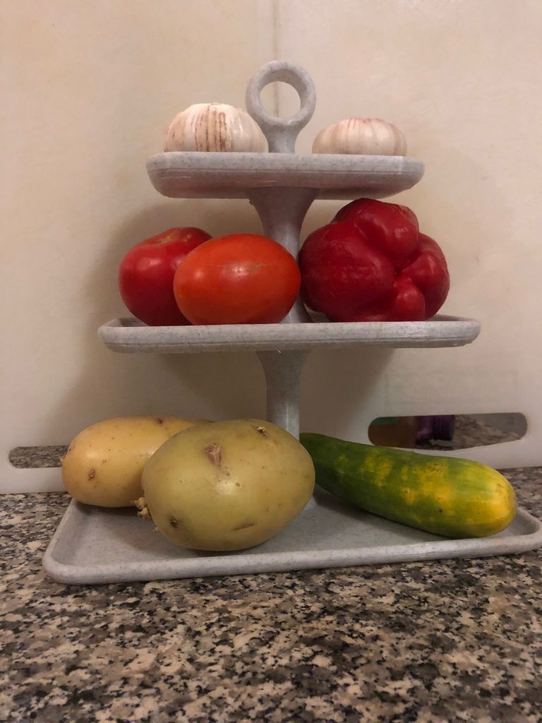 Fruit and vegetable holder for the kitchen table