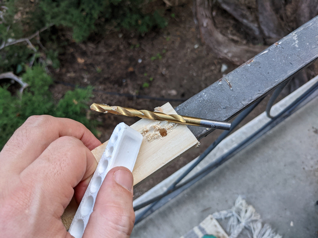 Right-angle drilling guide with notches for corners and cylinders
