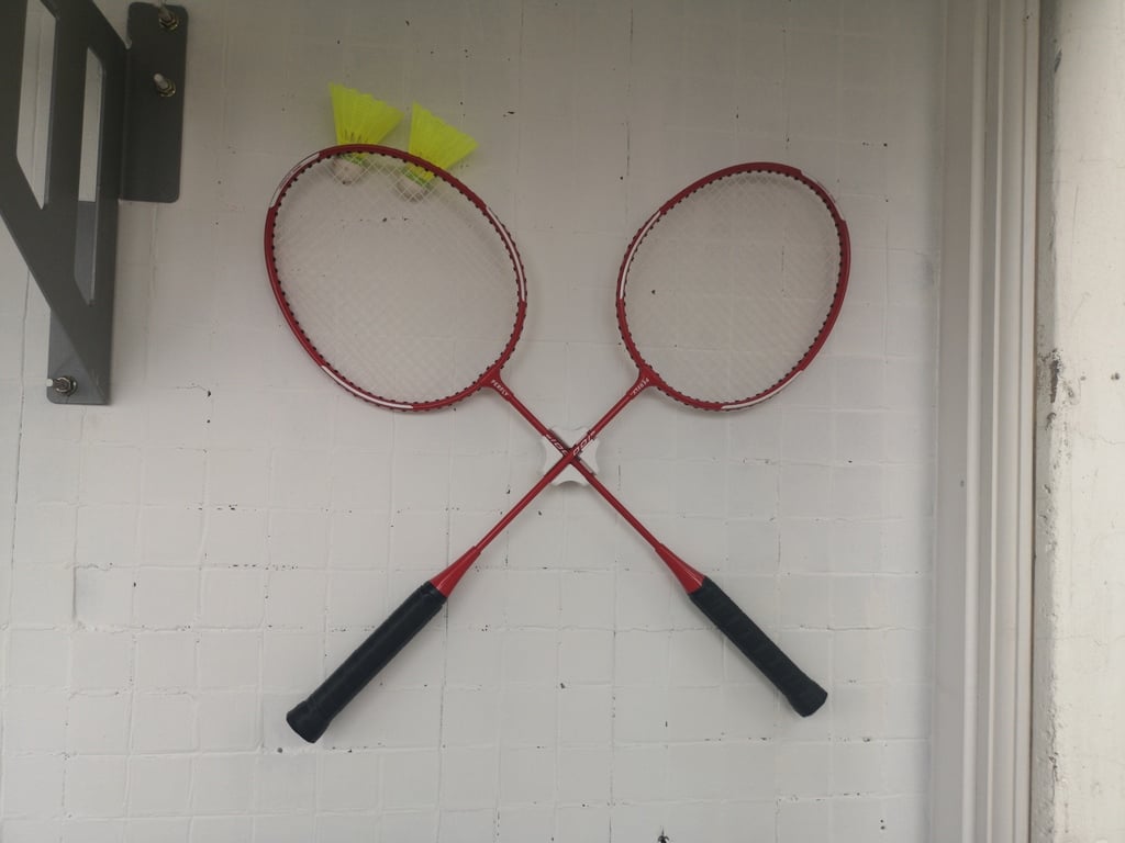Wall-mounted badminton racket holder