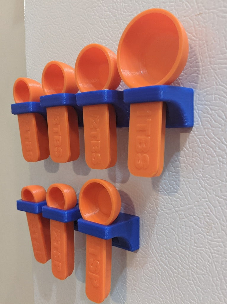 Measuring spoons with magnetic mounts for easy cleaning and fridge storage