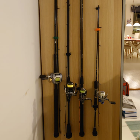 Minimalist vertical fishing rod holder