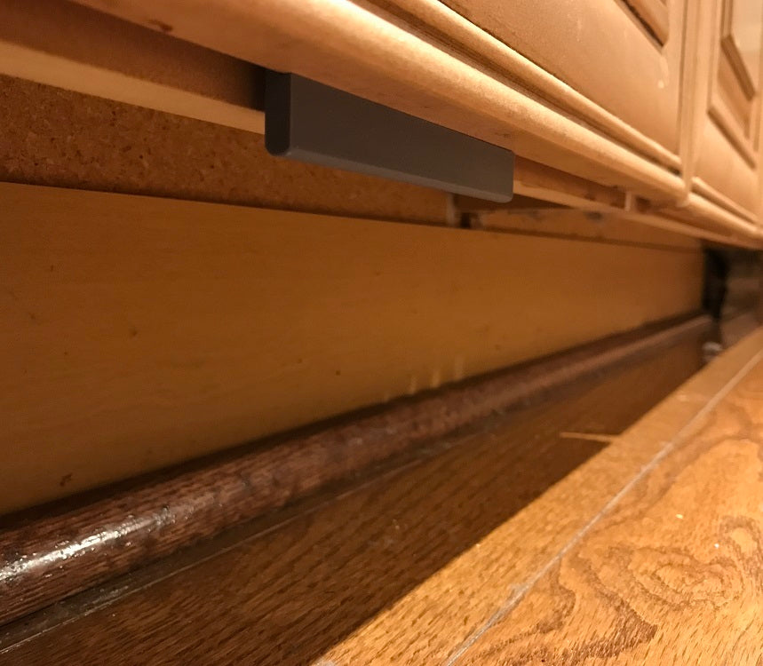 Foot pull handle for kitchen cabinet with pull-out rubbish/recycling drawer