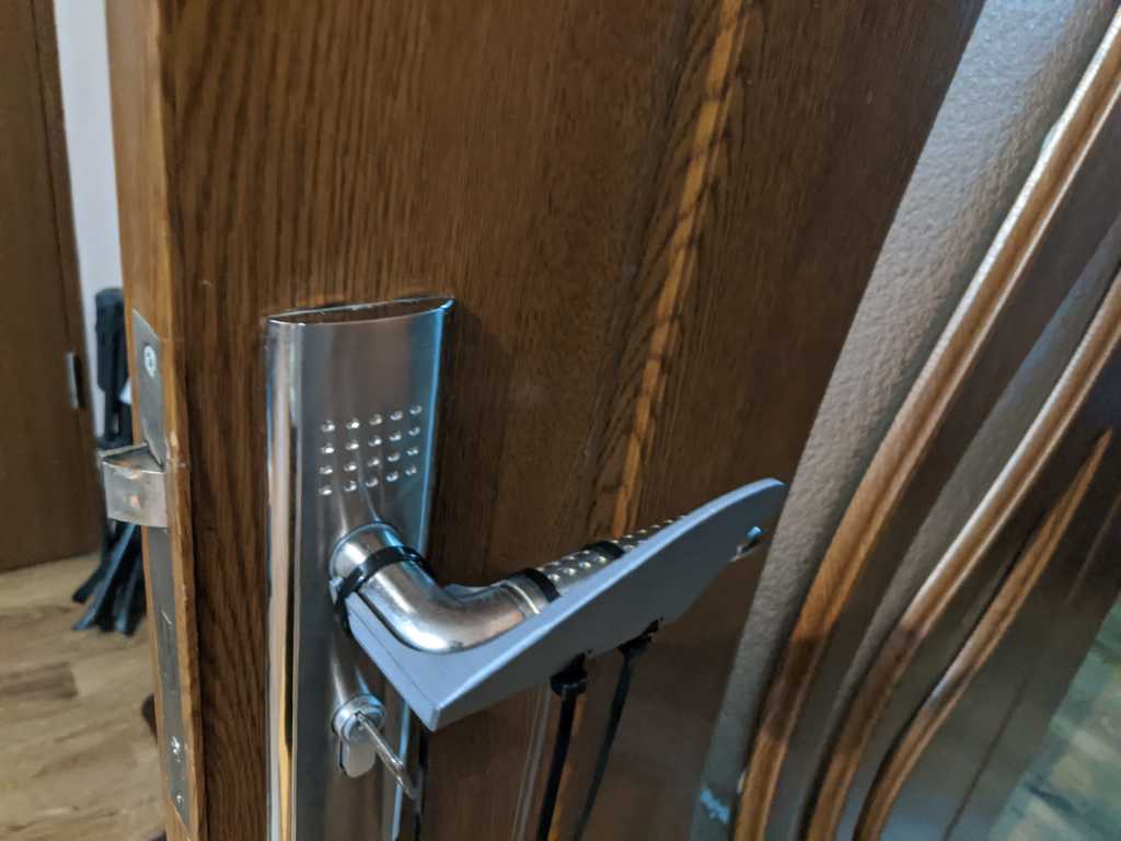 Door handle for hands-free use