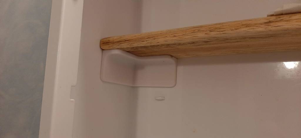 Shelf corner bracket for bathroom cabinet