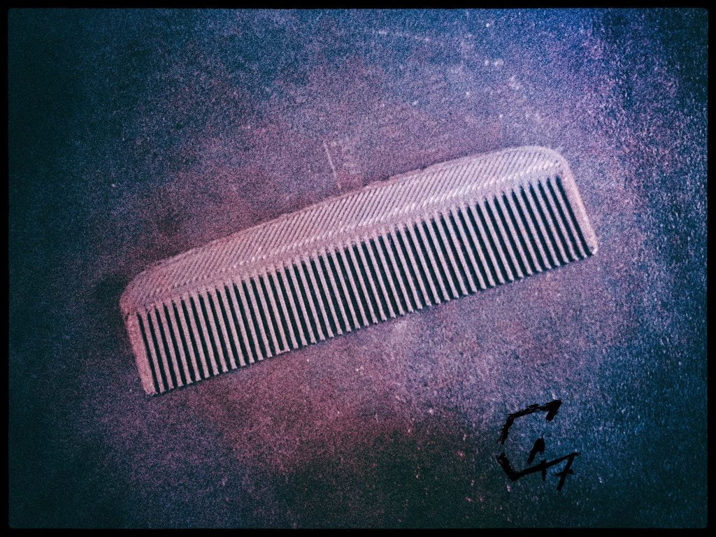 Small beard / hair comb for wallet