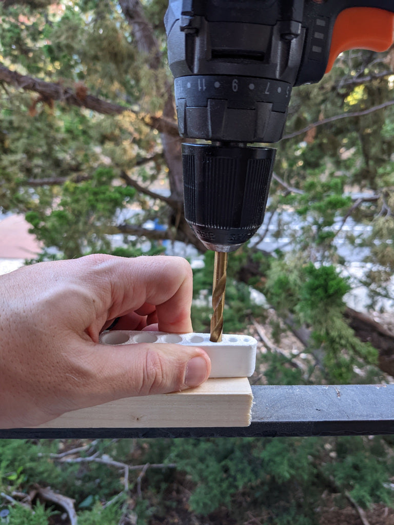 Right-angle drilling guide with notches for corners and cylinders