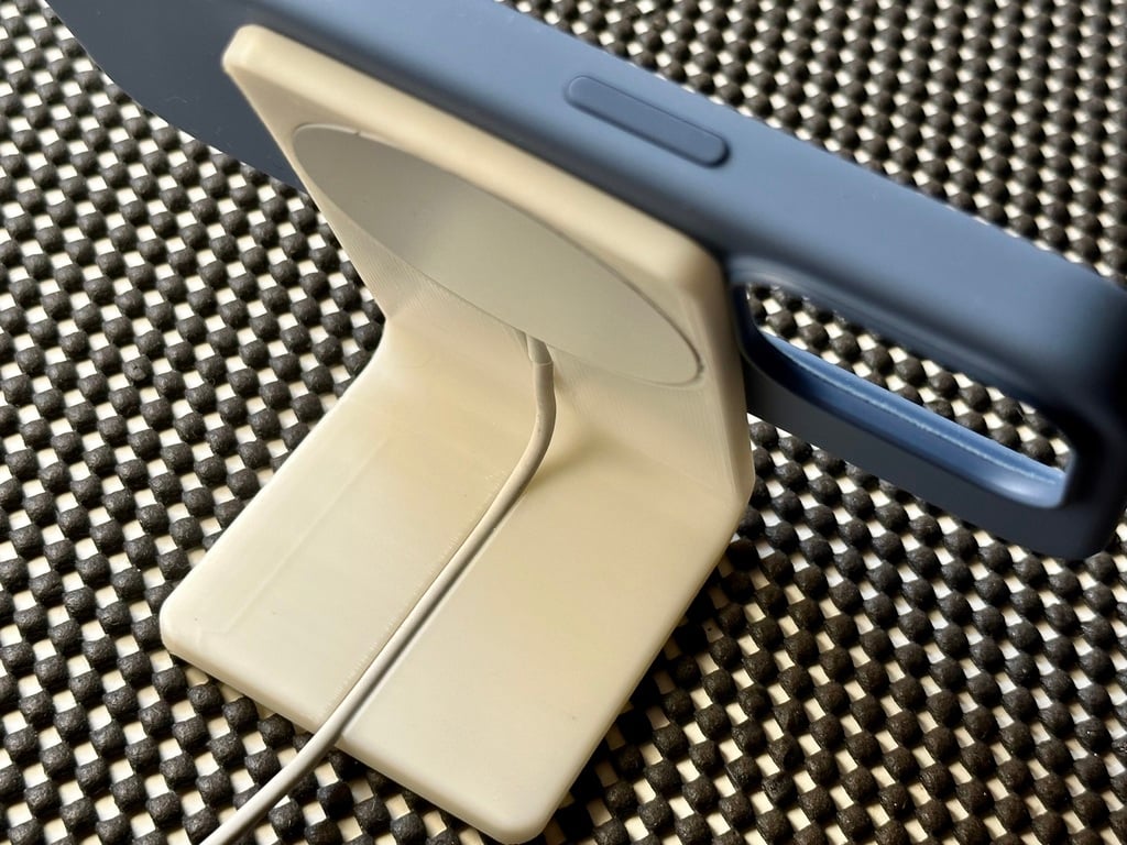 iPhone MagSafe Stand, take advantage in StandBy mode