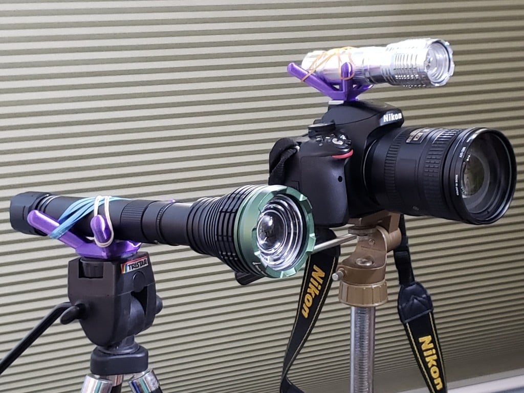 Universal flashlight bracket for tripod / camera shoe