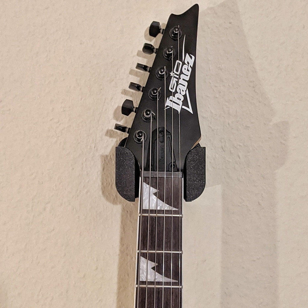 Suspension for an electric guitar